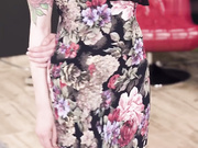 完美的黑发安娜·德维尔展示了她完美身材