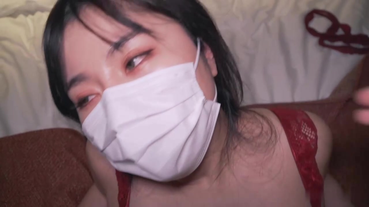 白虎美穴网红『娜娜』《邻家姐姐》续 穿红色情趣内衣勾引弟弟做爱